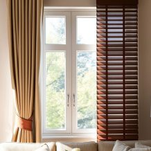 Rolety czy zasłony do salonu: jak wybrać osłonę okienną dopasowaną do stylu i funkcji wnętrza