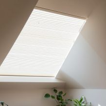 Plisy do okien dachowych — kiedy warto je wybrać i jak wpływają na komfort wnętrza