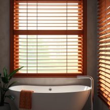 Żaluzje drewniane do łazienki: jak zabezpieczyć je przed wilgocią i zachować komfort użytkowania