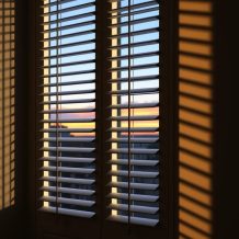 Jak ustawić żaluzje wieczorem, by skutecznie chronić prywatność i kontrolować światło