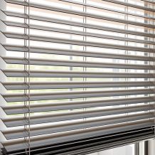 Żaluzje aluminiowe – wady i zalety oraz praktyczne wskazówki do wyboru i montażu w różnych wnętrzach