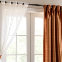 Karnisz podwójny czy pojedynczy: jak wybrać funkcjonalne i stylowe rozwiązanie do okna